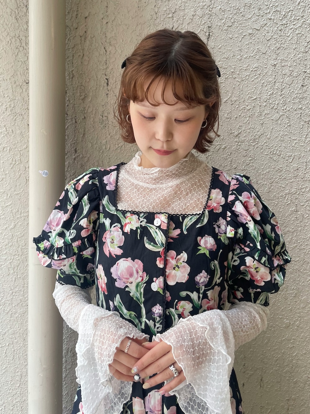 ブラック系のワンピース、ブラウン系のショルダーバッグ、ホワイト系のTシャツ/カットソーを着用したレディースの春コーディネートの4枚目の写真