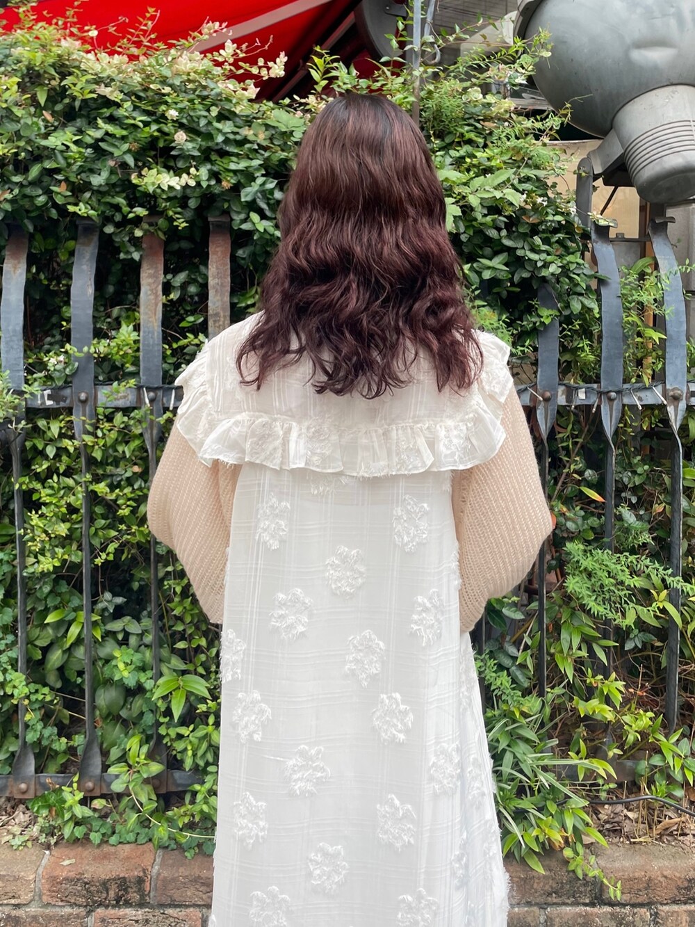 ホワイト系のサンダル、ベージュ系のカーディガン/ボレロ、ホワイト系のワンピースを着用したレディースの夏コーディネートの6枚目の写真