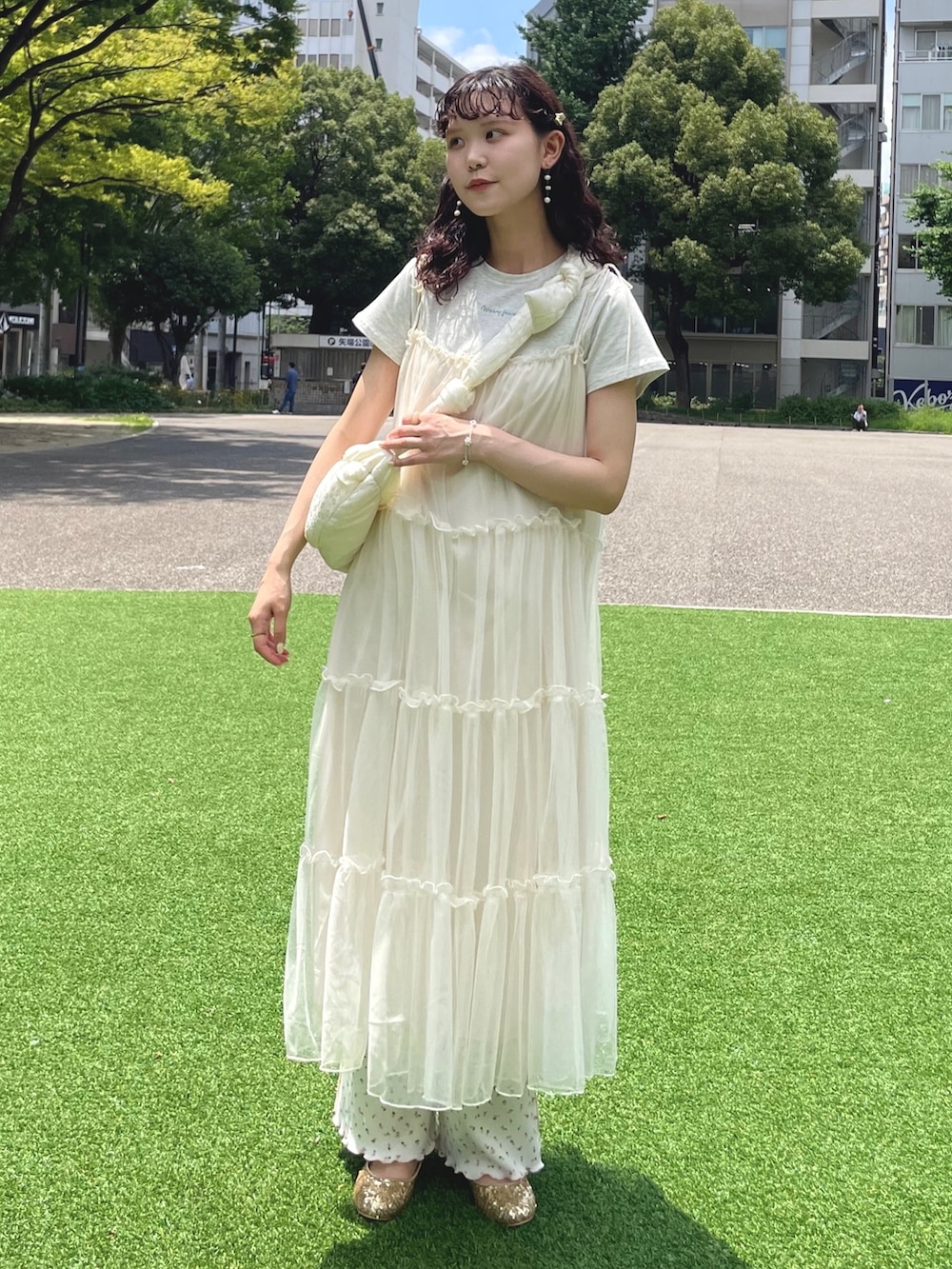 ホワイト系のワンピース、グレー系のTシャツ/カットソー、ピンク系のその他パンツを着用したレディースの夏コーディネートの2枚目の写真