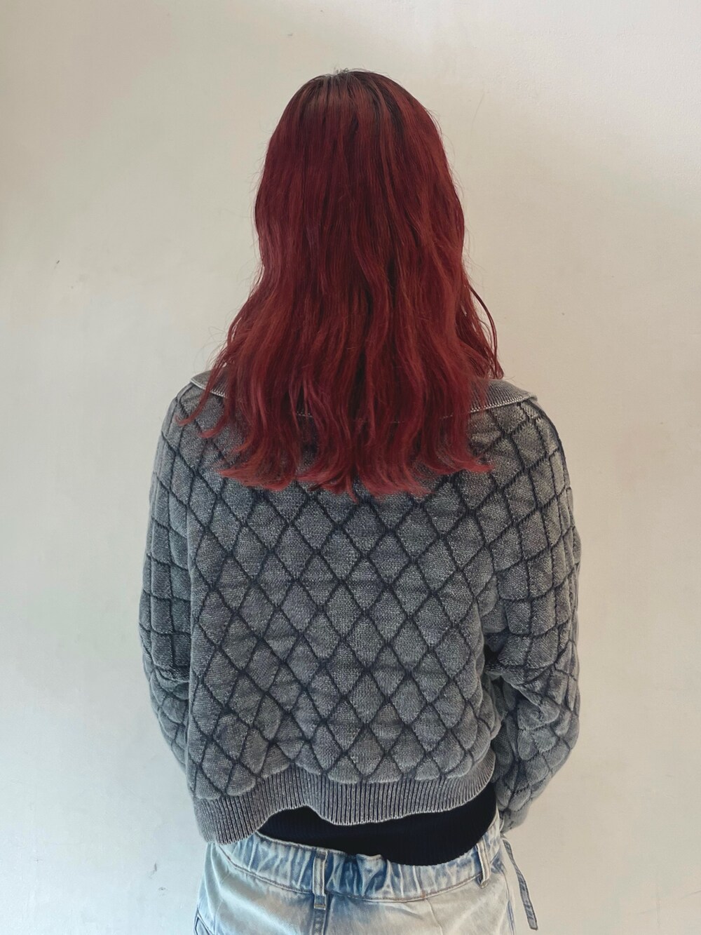 ブラック系のショルダーバッグ、グレー系のカーディガン/ボレロ、ブラック系のニット/セーターを着用したレディースの秋コーディネートの8枚目の写真