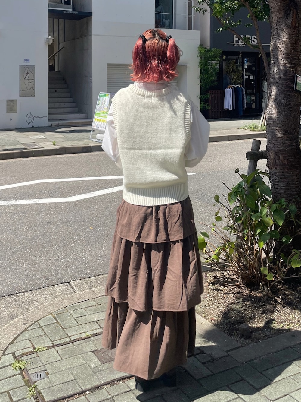 ホワイト系のボストンバッグ、ホワイト系のベスト、ホワイト系のシャツ/ブラウスを着用したレディースの秋コーディネートの4枚目の写真