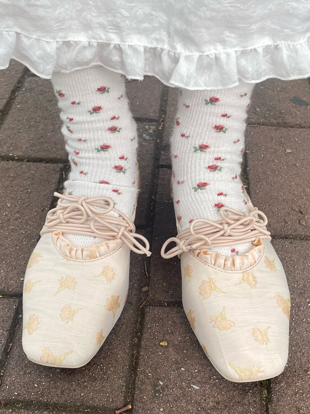 ホワイト系のワンピース、ホワイト系のキャミソール、ゴールド系のバレエシューズを着用したレディースの春コーディネートの7枚目の写真