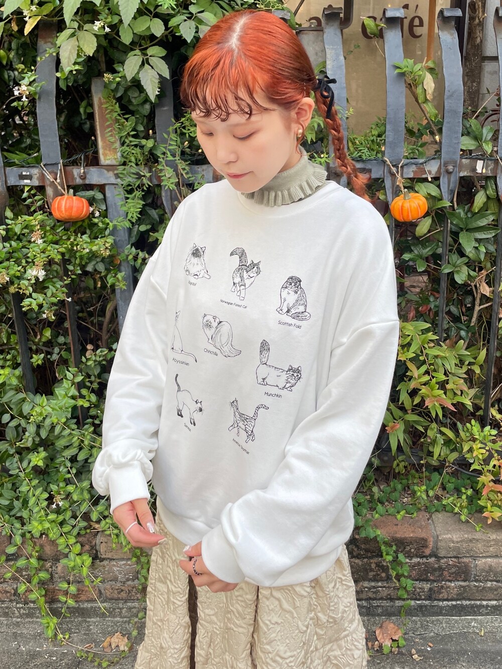 ホワイト系のスウェット、ベージュ系のワンピース、ベージュ系のスリッポンを着用したレディースの秋コーディネートの4枚目の写真