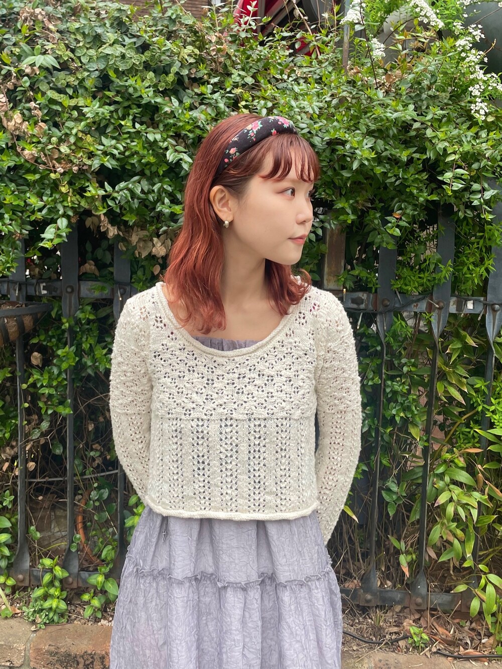 ホワイト系のニット/セーター、グレー系のワンピース、ホワイト系のスラックスを着用したレディースの春コーディネートの5枚目の写真