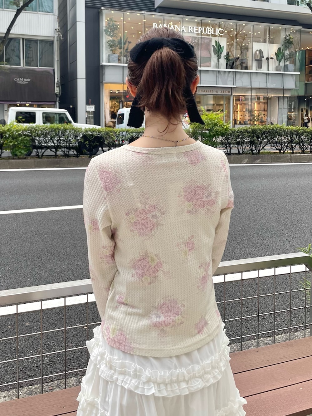 ピンク系のTシャツ/カットソー、ホワイト系のスカート、ブルー系のハンドバッグを着用したレディースの秋コーディネートの5枚目の写真