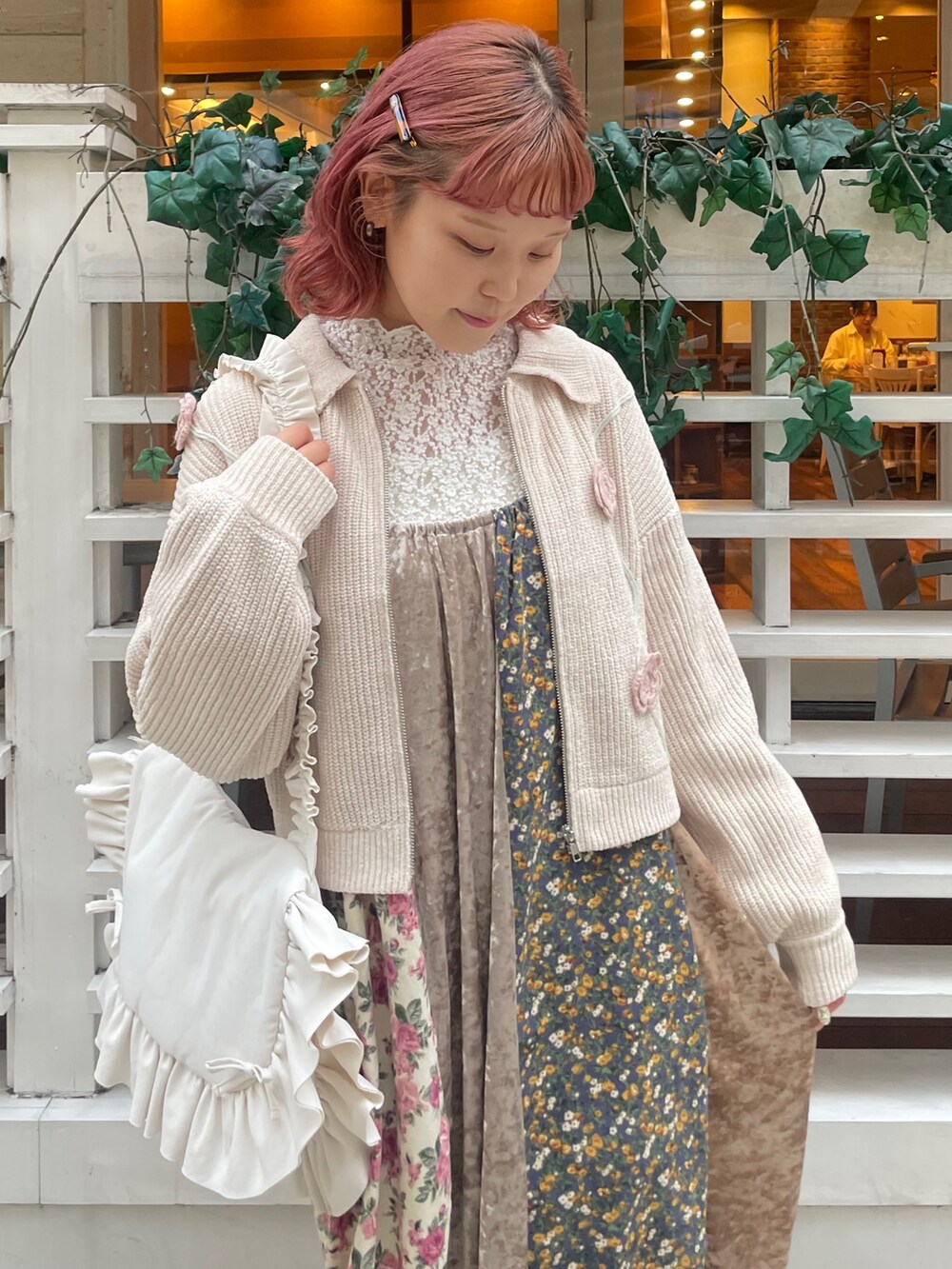 ホワイト系のTシャツ/カットソー、ホワイト系のカーディガン/ボレロ、ホワイト系のスニーカーを着用したレディースの秋コーディネートの4枚目の写真