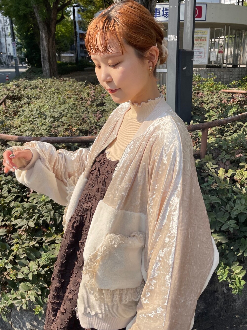 ブラウン系のワンピース、ホワイト系のブルゾン、イエロー系のニット/セーターを着用したレディースの秋コーディネートの5枚目の写真