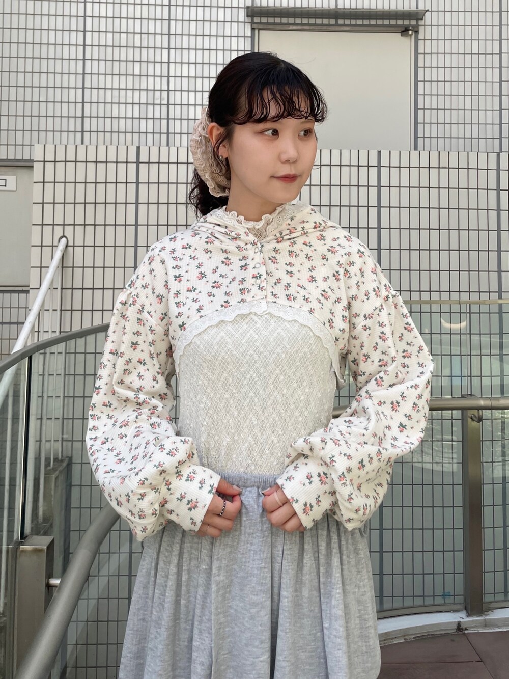 ホワイト系のTシャツ/カットソー、ホワイト系のサンダル、その他のカーディガン/ボレロを着用したレディースの夏コーディネートの4枚目の写真