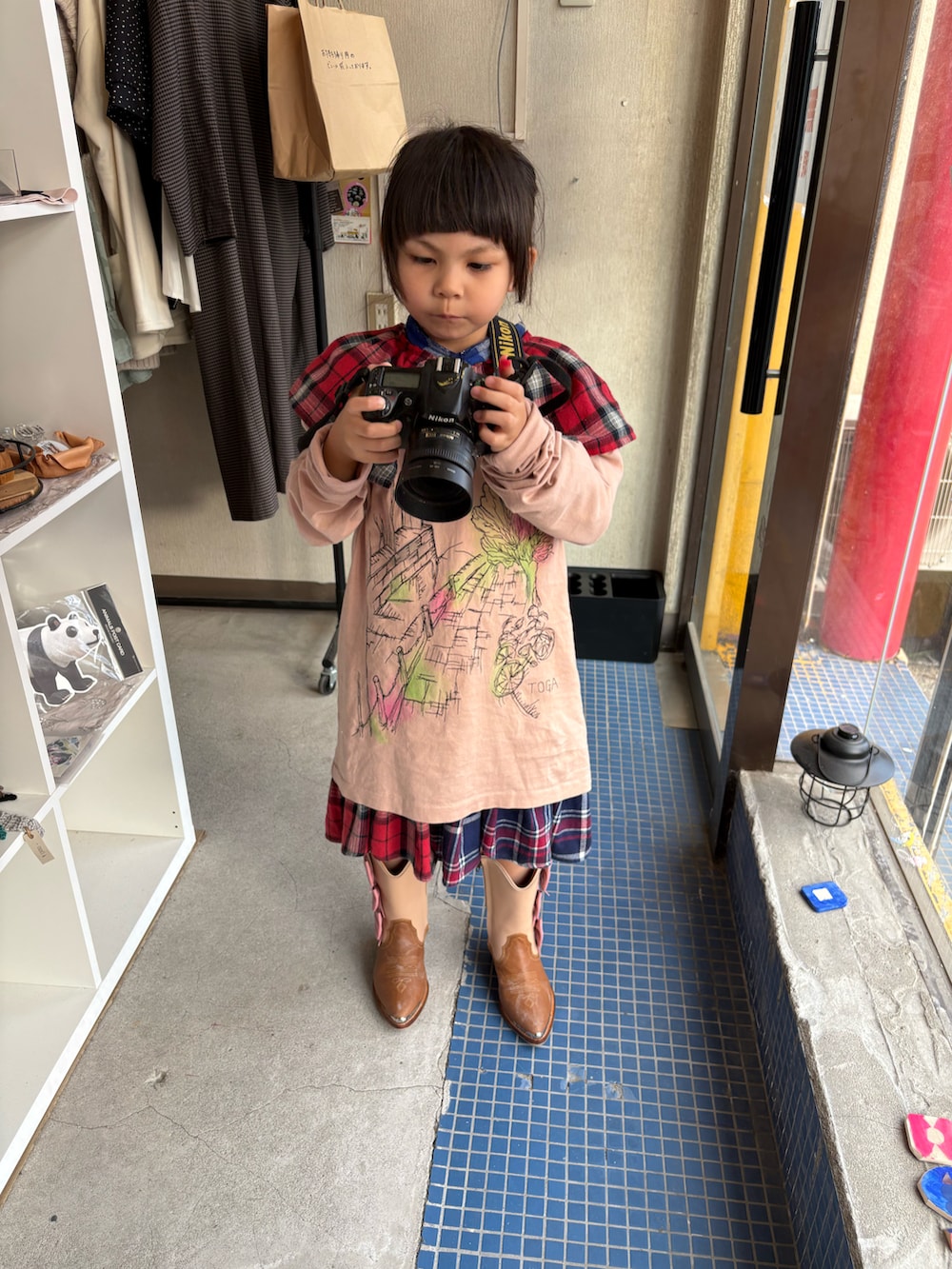 ピンク系のTシャツ/カットソー、その他のワンピースを着用したキッズの冬コーディネートの2枚目の写真