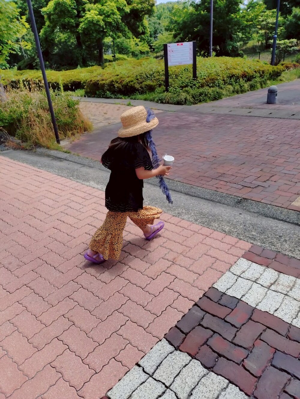 ブラック系のシャツ/ブラウス、パープル系のサンダルを着用したキッズの夏コーディネートの2枚目の写真