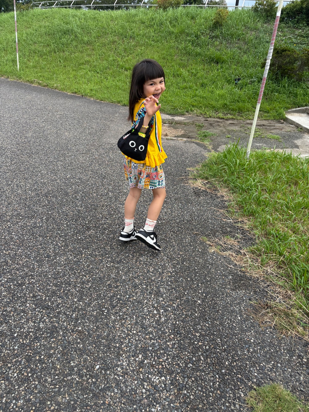 その他のパンツ、ブラック系のバッグ、ブラック系のスニーカーを着用したキッズの秋コーディネートの2枚目の写真