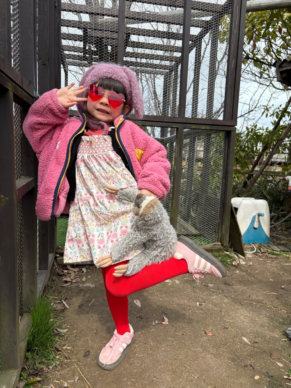 その他のワンピース、レッド系のタイツ/ストッキングを着用したキッズの春コーディネートの2枚目の写真