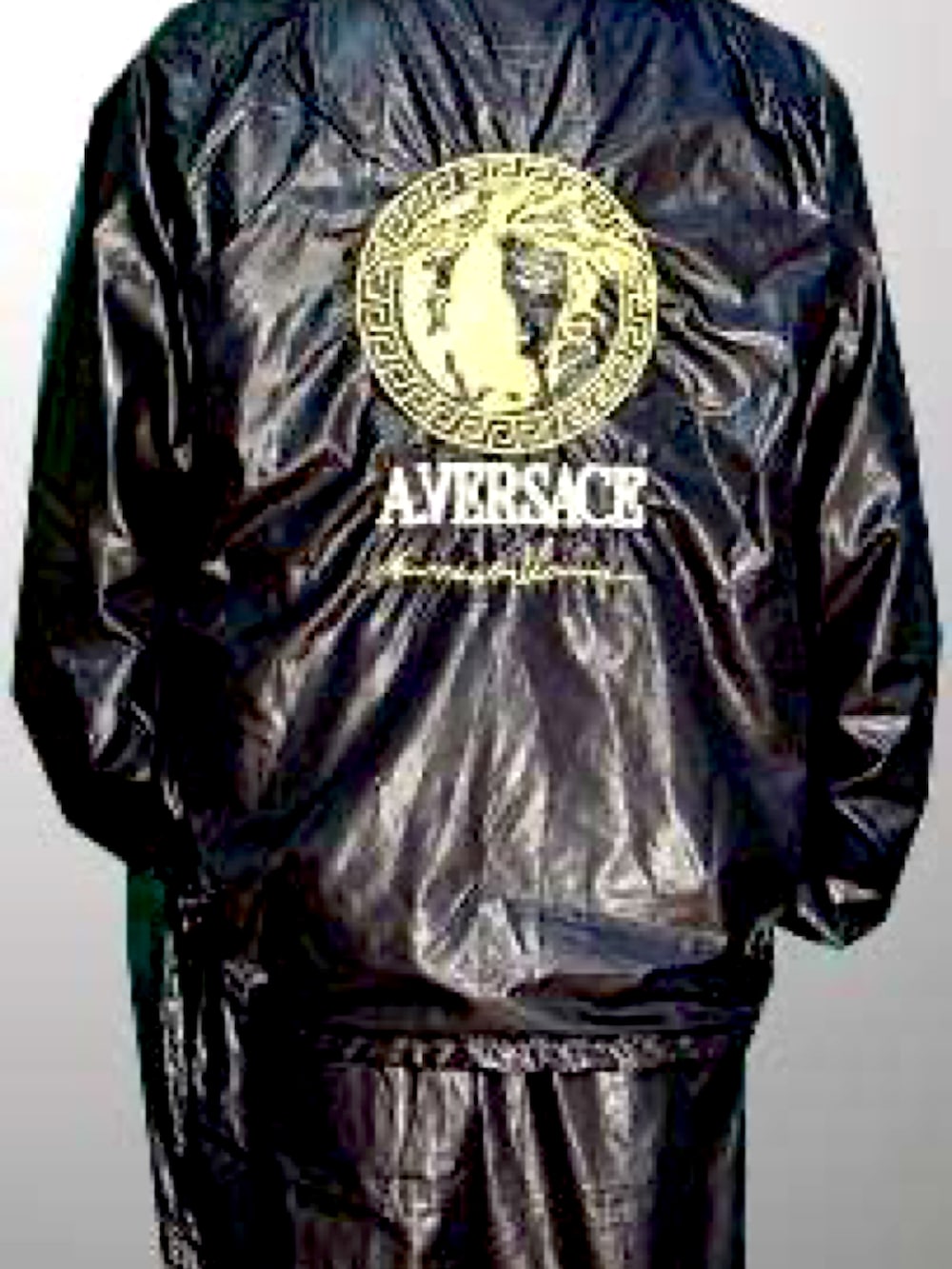 ブラック系のセットアップを着用したメンズの冬コーディネートの2枚目の写真