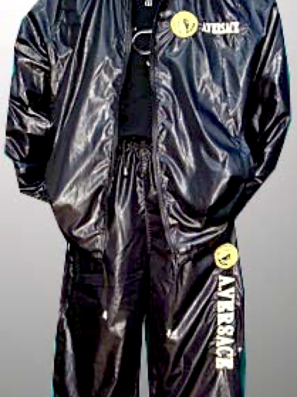 ブラック系のセットアップを着用したメンズの冬コーディネートの3枚目の写真