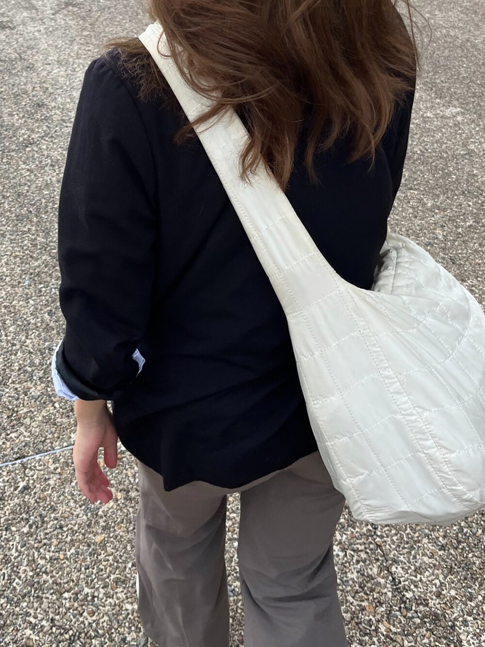 ブラック系のノーカラージャケット、その他のファッション雑貨を着用したレディースの冬コーディネートの2枚目の写真