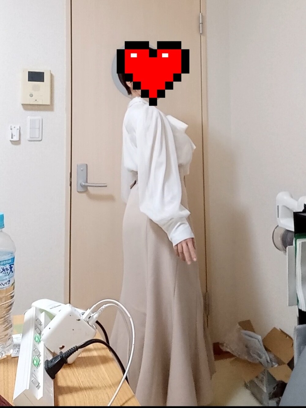 ホワイト系のシャツ/ブラウス、ベージュ系のスカートを着用したレディースの冬コーディネートの2枚目の写真