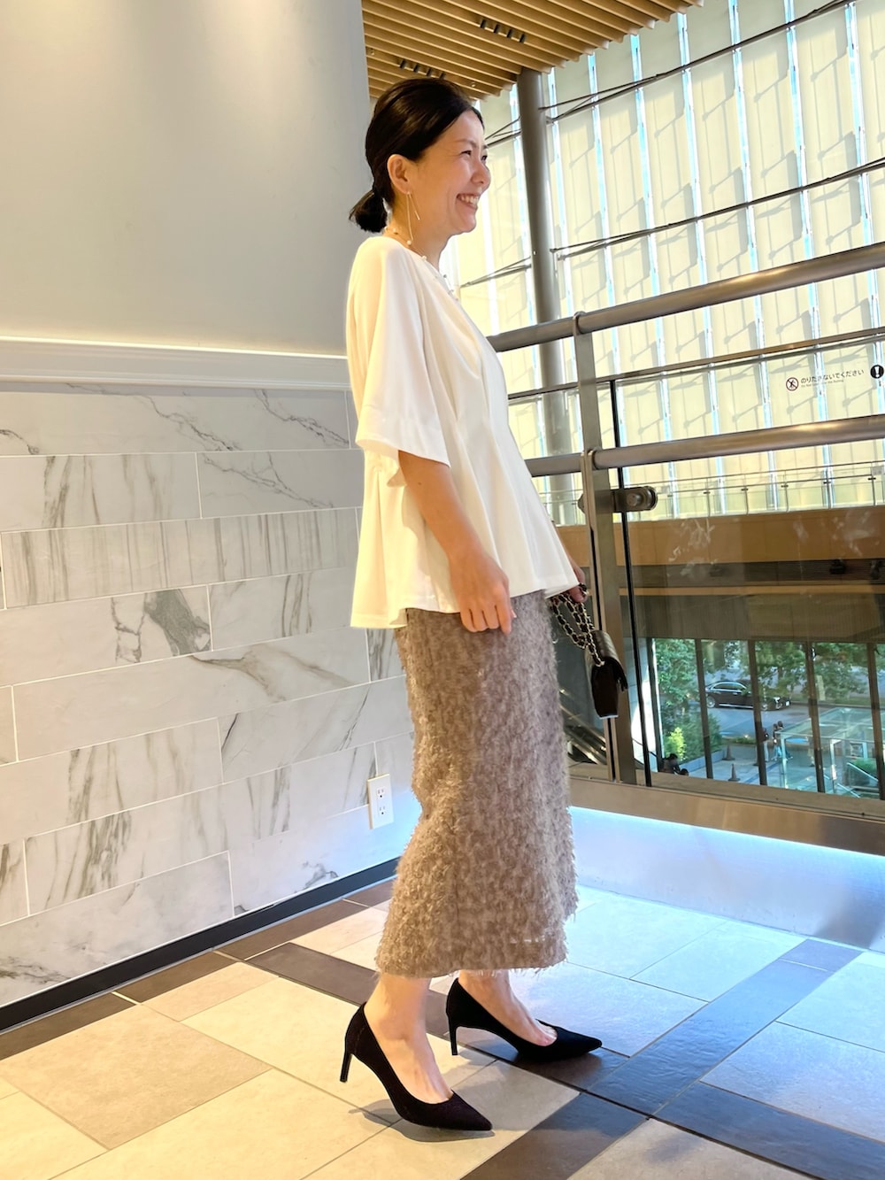 ホワイト系のTシャツ/カットソーを着用したレディースの夏コーディネートの3枚目の写真
