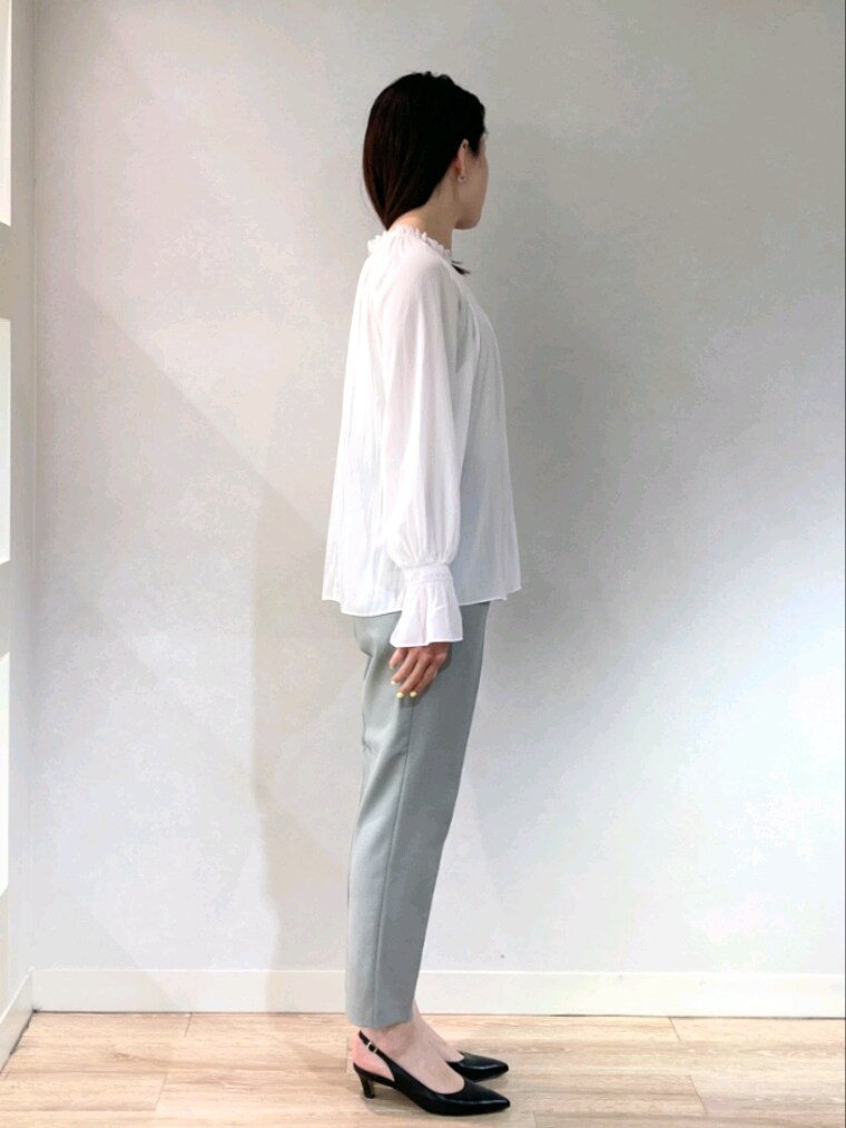 グレー系のテーラードジャケット、ホワイト系のシャツ/ブラウス、グレー系のその他パンツを着用したレディースの春コーディネートの5枚目の写真