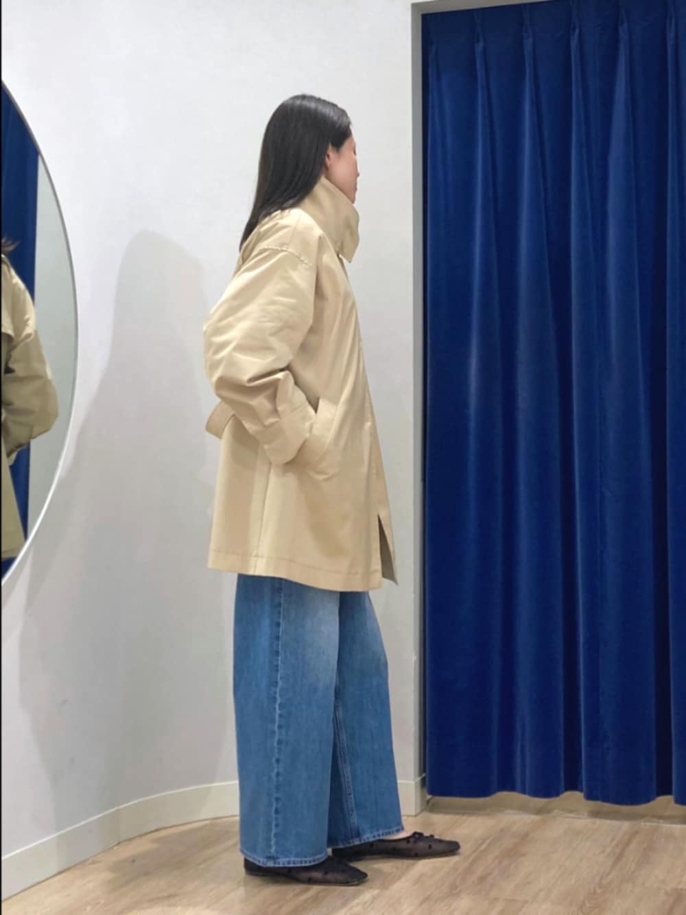 ベージュ系のその他アウター、ベージュ系のカーディガン/ボレロ、ブルー系のデニムパンツを着用したレディースの冬コーディネートの6枚目の写真