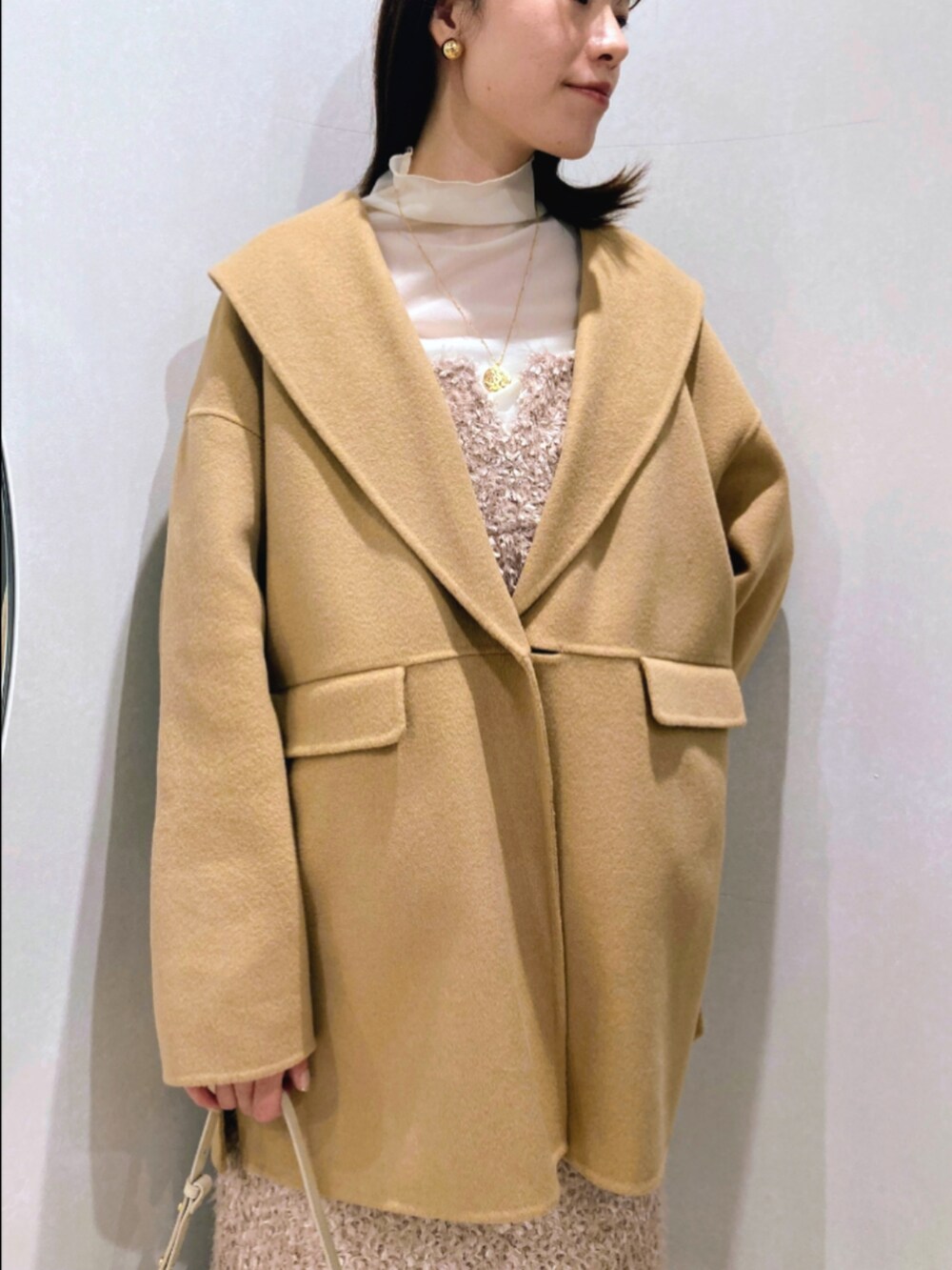 イエロー系のその他アウター、ホワイト系のTシャツ/カットソー、ベージュ系のキャミソールを着用したレディースの秋コーディネートの7枚目の写真