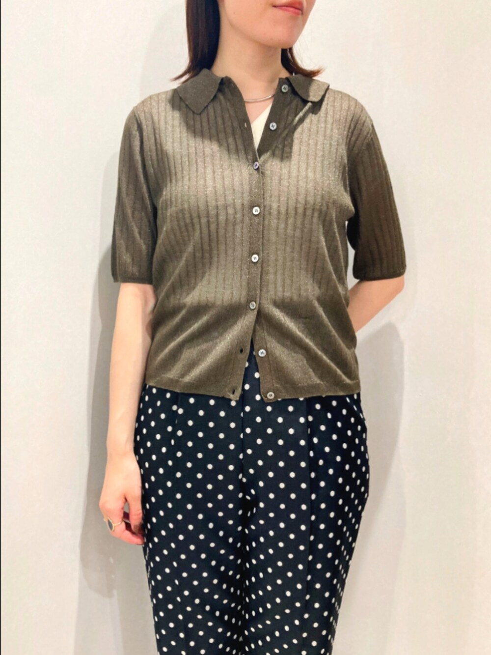 ホワイト系のタンクトップ、グリーン系のカーディガン/ボレロ、ブラック系のその他パンツを着用したレディースの夏コーディネートの8枚目の写真