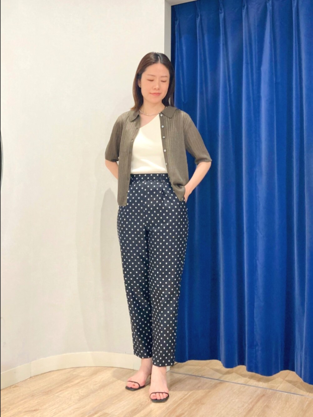 ホワイト系のタンクトップ、グリーン系のカーディガン/ボレロ、ブラック系のその他パンツを着用したレディースの夏コーディネートの2枚目の写真