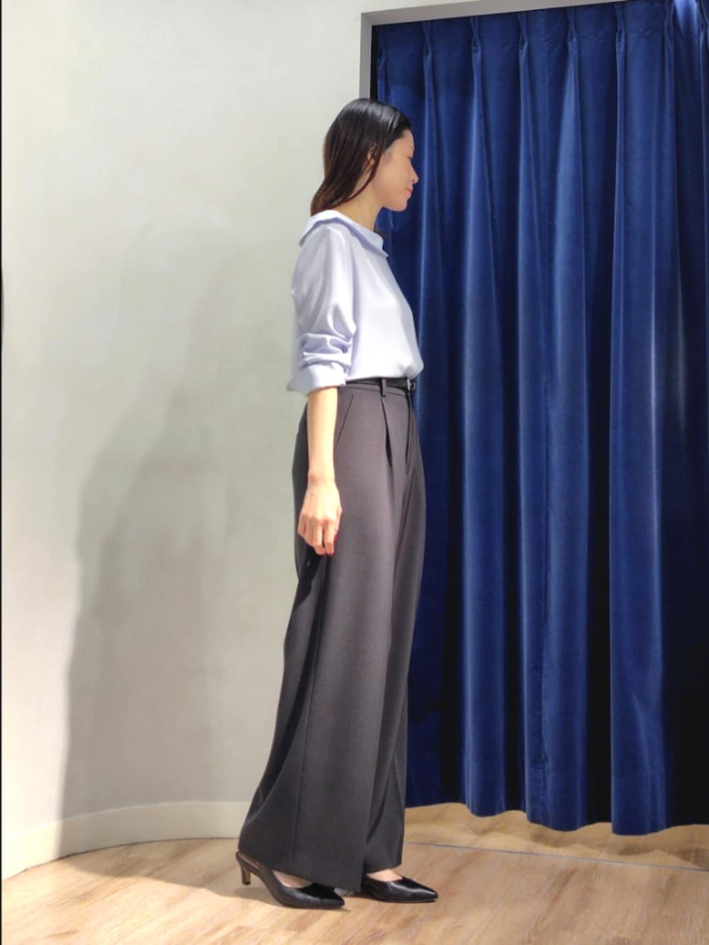 ブルー系のシャツ/ブラウス、グリーン系のその他パンツ、ブラック系のベルトを着用したレディースの秋コーディネートの5枚目の写真