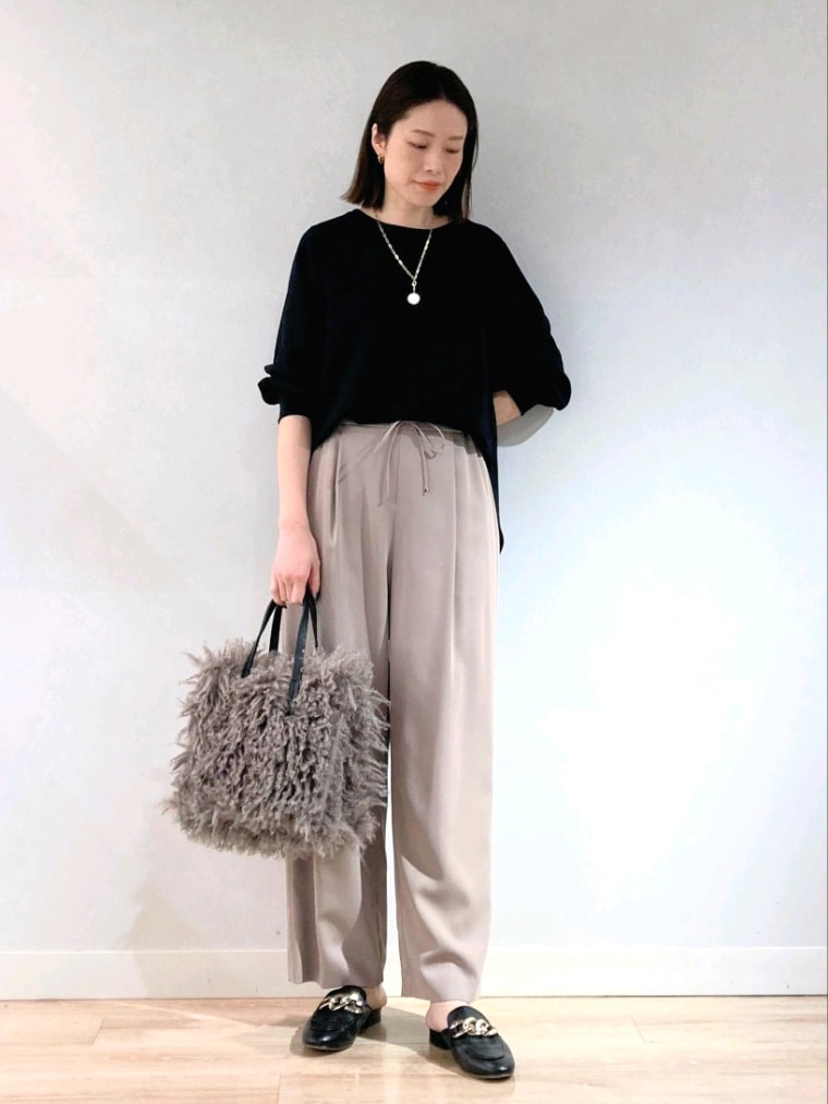 ブラック系のシャツ/ブラウス、ベージュ系のその他パンツ、グレー系のショルダーバッグを着用したレディースの秋コーディネートの2枚目の写真