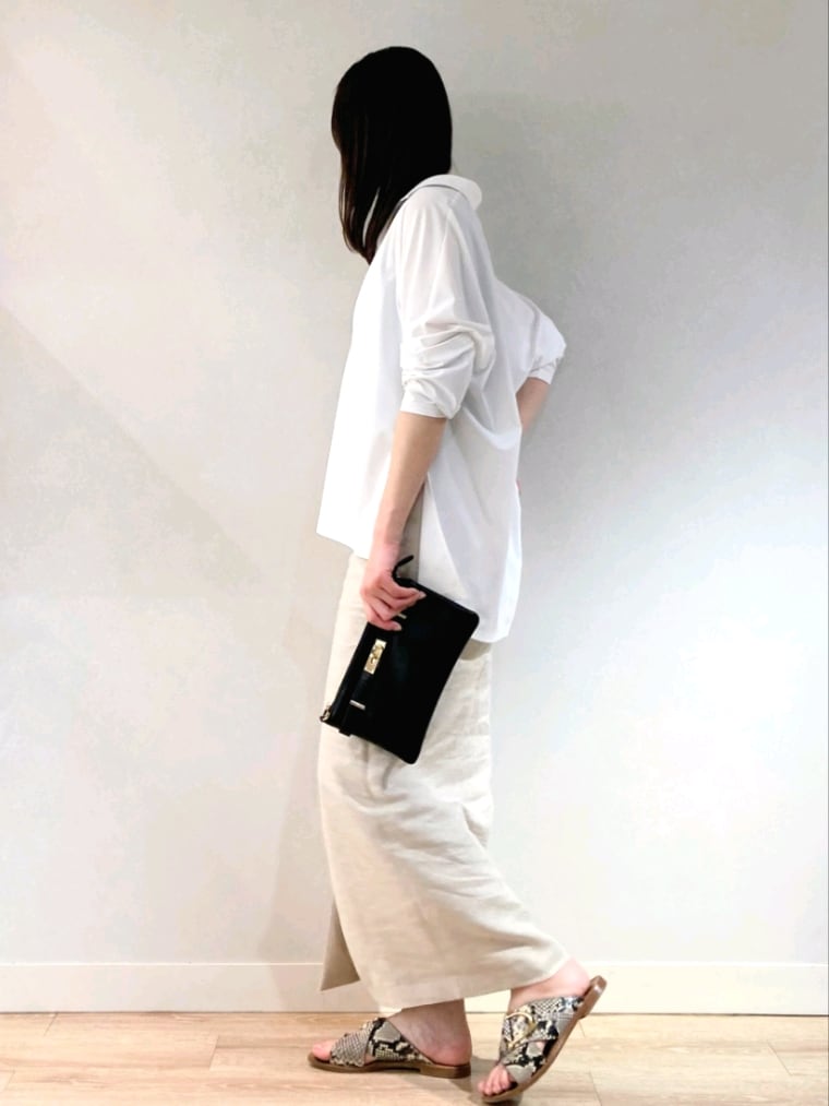 ホワイト系のシャツ/ブラウス、ブラック系のタンクトップ、ブラック系のショルダーバッグを着用したレディースの夏コーディネートの4枚目の写真