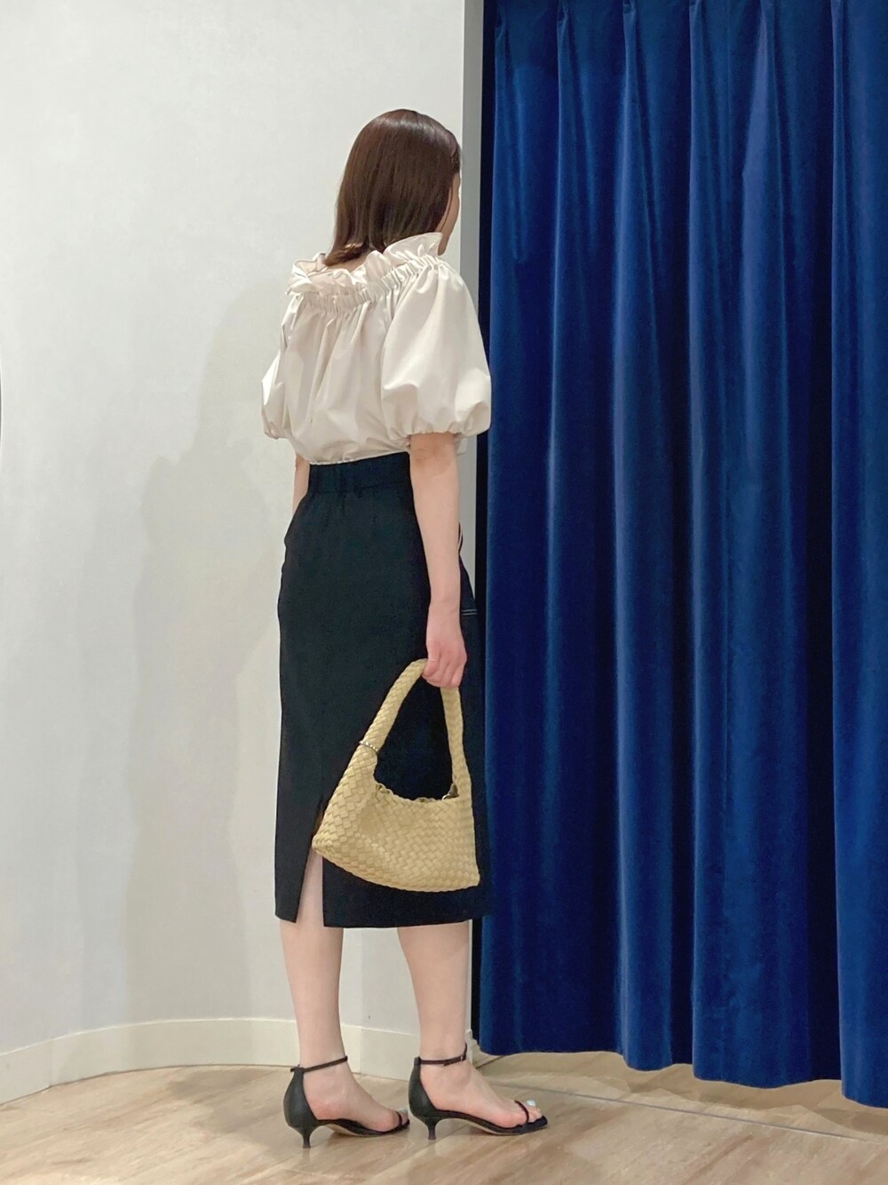 ブラック系のスカート、ベージュ系のシャツ/ブラウス、ベージュ系のショルダーバッグを着用したレディースの夏コーディネートの5枚目の写真