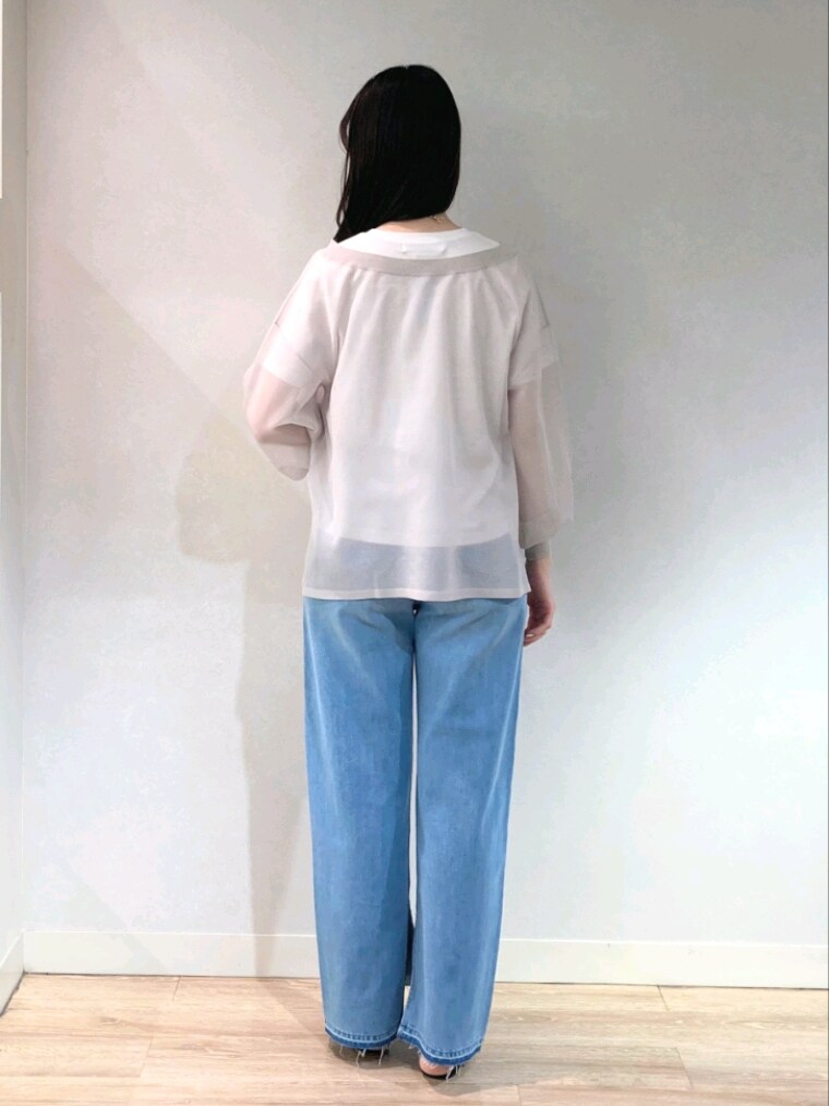 グレー系のニット/セーター、ホワイト系のTシャツ/カットソー、ブルー系のデニムパンツを着用したレディースの春コーディネートの3枚目の写真