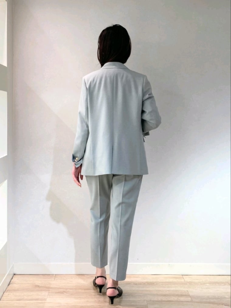 グレー系のテーラードジャケット、ホワイト系のシャツ/ブラウス、グレー系のその他パンツを着用したレディースの春コーディネートの2枚目の写真