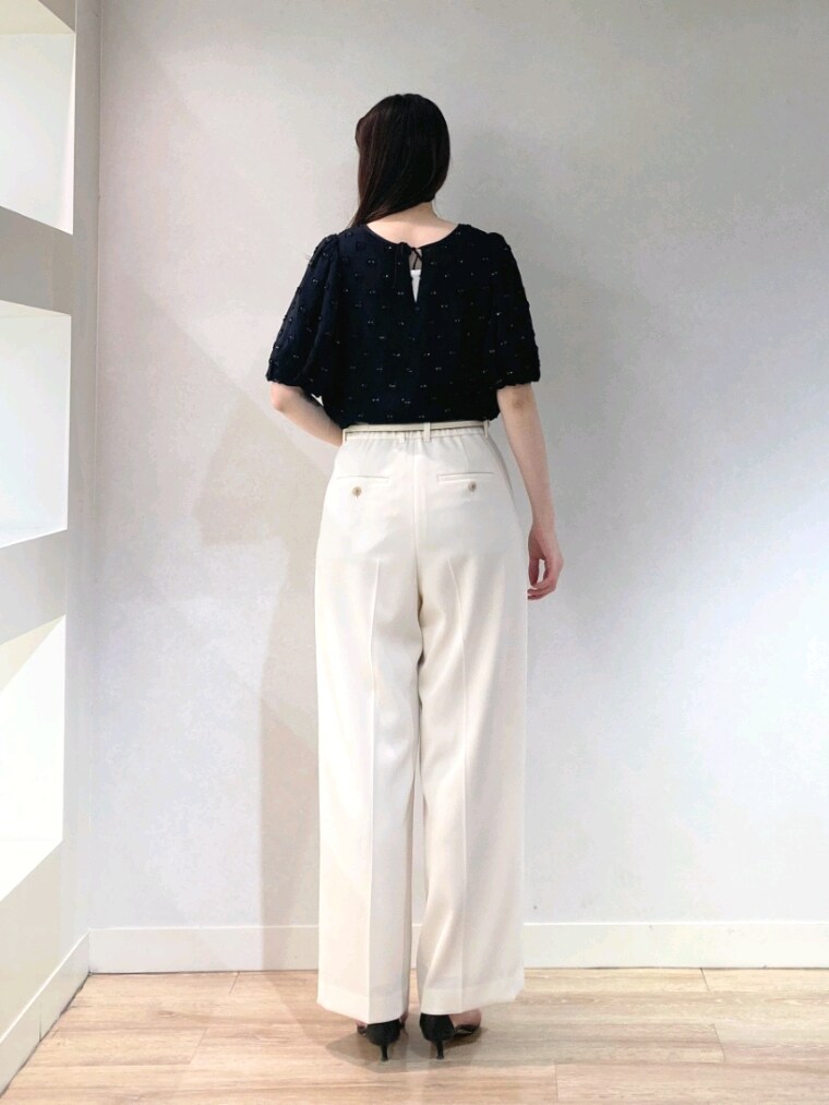 ホワイト系のその他パンツ、ベージュ系のバッグ、ブラック系のシャツ/ブラウスを着用したレディースの春コーディネートの5枚目の写真