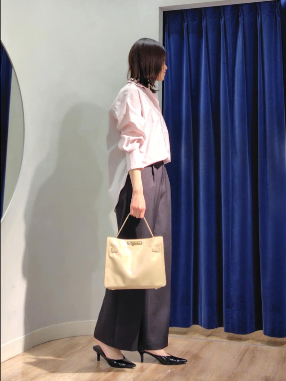 ブルー系のシャツ/ブラウス、グレー系のテーラードジャケット、ホワイト系のシャツ/ブラウスを着用したレディースの春コーディネートの6枚目の写真