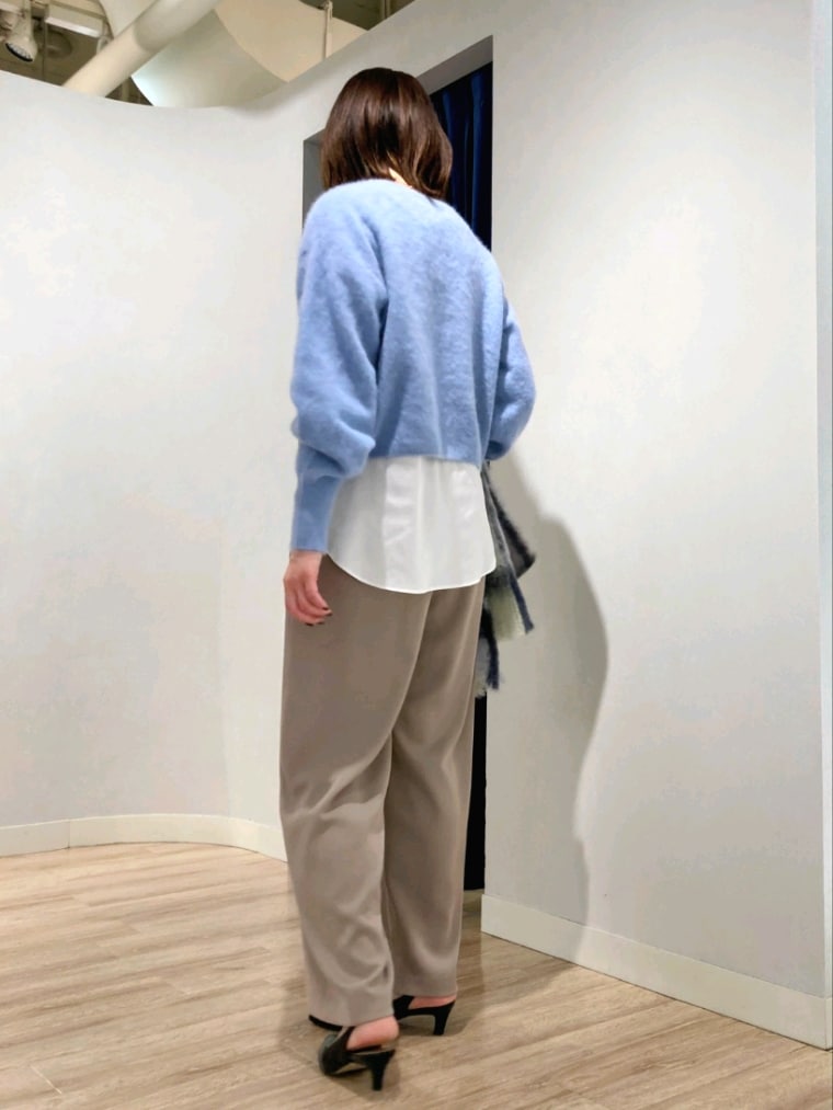 ブルー系のニット/セーター、ホワイト系のシャツ/ブラウス、ベージュ系のその他パンツを着用したレディースの秋コーディネートの3枚目の写真