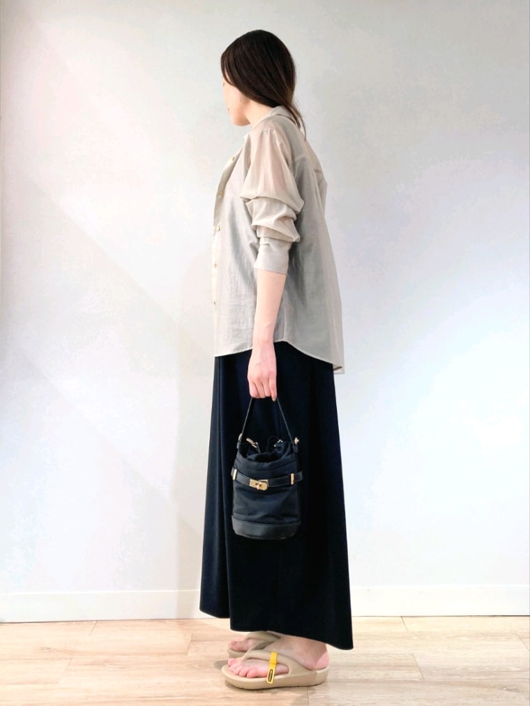 ベージュ系のサンダル、ブラック系のショルダーバッグ、ブラック系のワンピースを着用したレディースの夏コーディネートの4枚目の写真