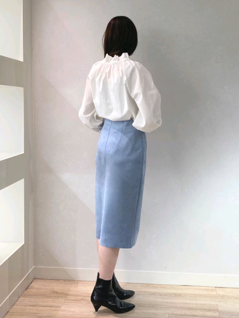 ホワイト系のシャツ/ブラウス、グレー系のカーディガン/ボレロ、ブルー系のスカートを着用したレディースの秋コーディネートの8枚目の写真