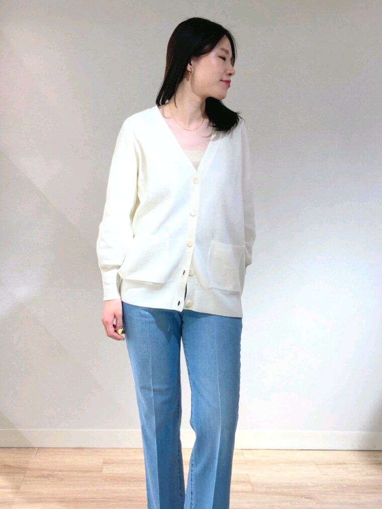 ホワイト系のニット/セーター、ゴールド系のキャミソール、ブルー系のデニムパンツを着用したレディースの春コーディネートの7枚目の写真