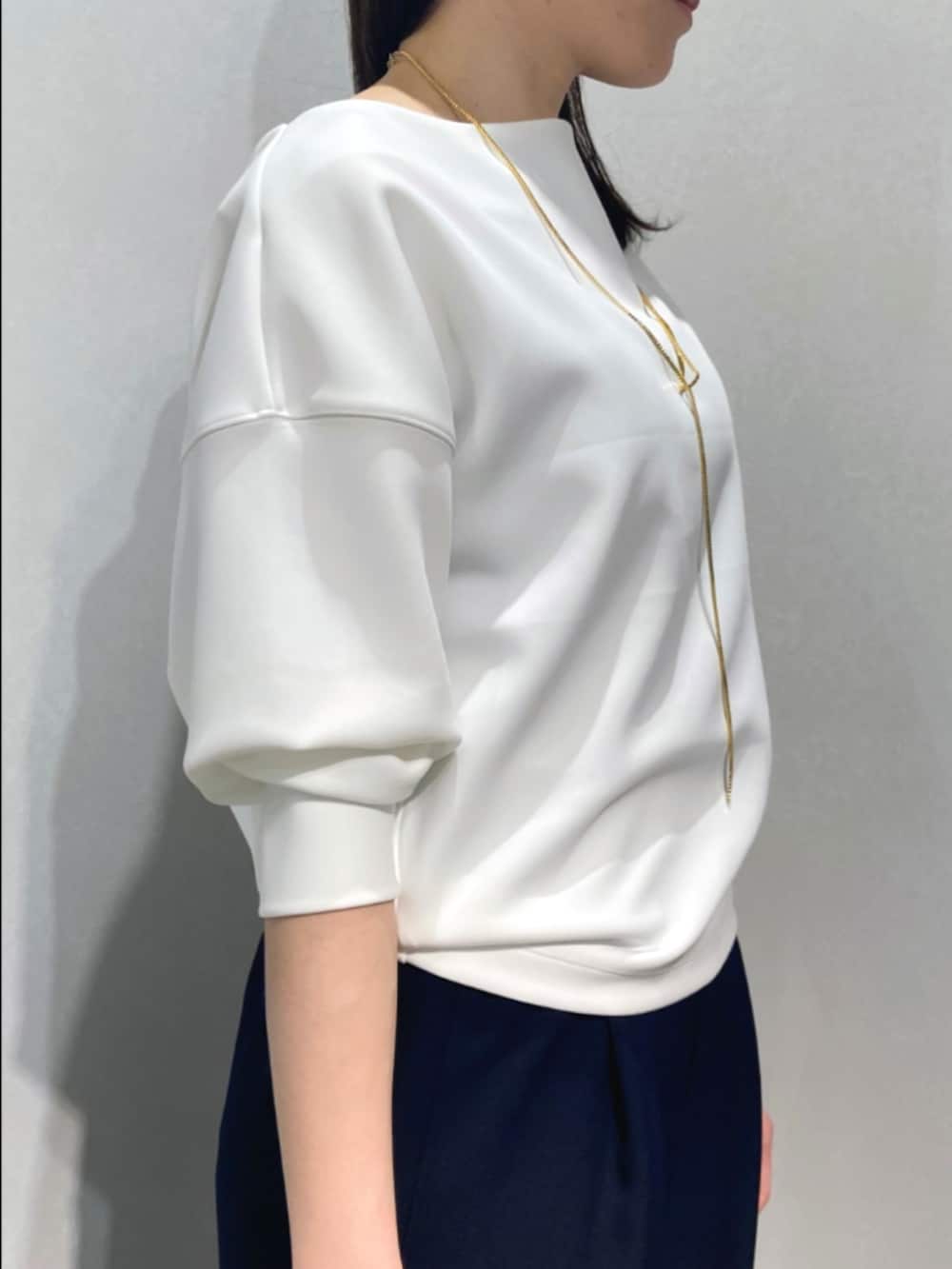 ホワイト系のTシャツ/カットソー、ブルー系のその他パンツ、ブルー系のトートバッグを着用したレディースの春コーディネートの7枚目の写真