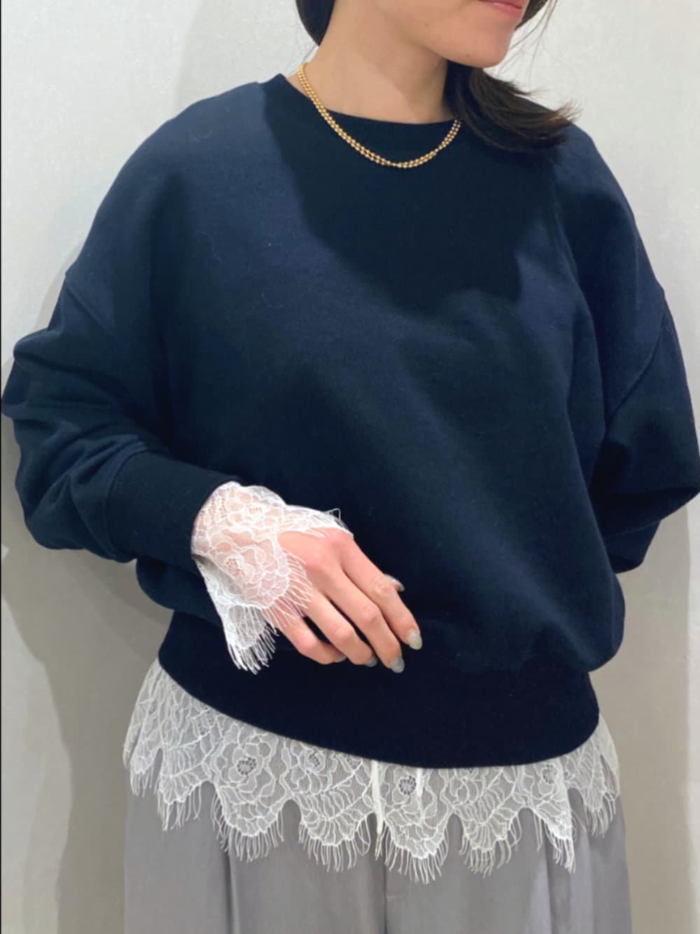 グレー系のその他パンツ、ブルー系のスウェット、グレー系のTシャツ/カットソーを着用したレディースの冬コーディネートの7枚目の写真