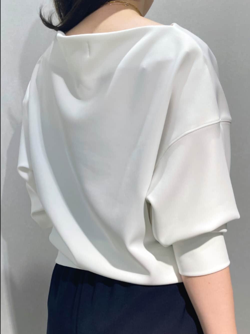 ホワイト系のTシャツ/カットソー、ブルー系のその他パンツ、ブルー系のトートバッグを着用したレディースの春コーディネートの8枚目の写真