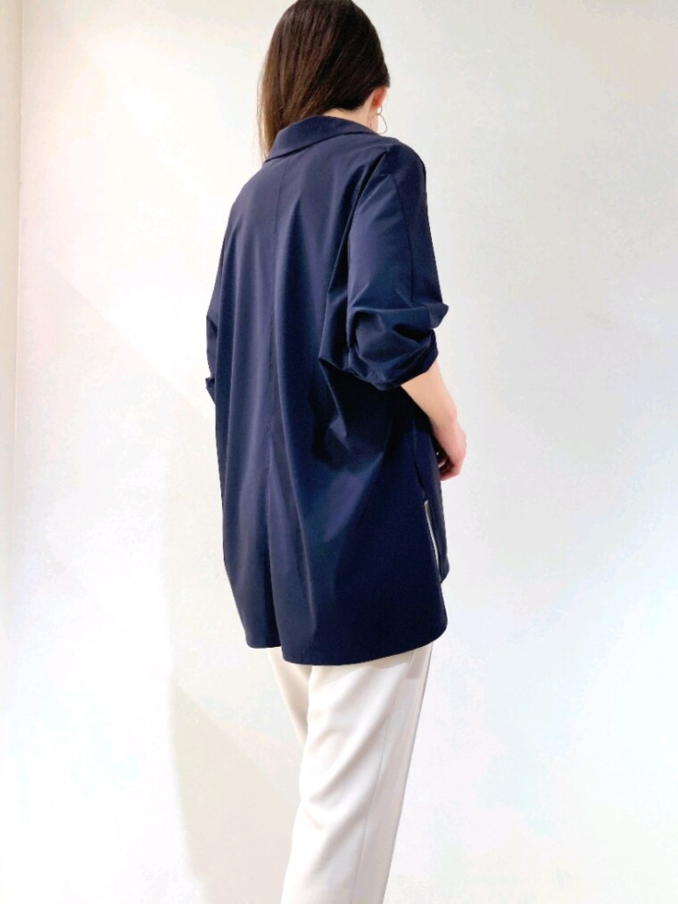 ブルー系のシャツ/ブラウス、ブラック系のかごバッグ、ベージュ系のその他パンツを着用したレディースの夏コーディネートの8枚目の写真