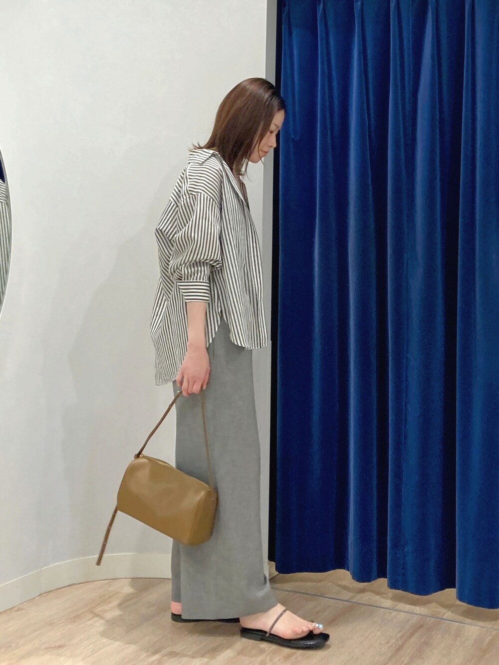 ブラウン系のシャツ/ブラウス、グレー系のつなぎ/オールインワン、ゴールド系のサンダルを着用したレディースの夏コーディネートの5枚目の写真