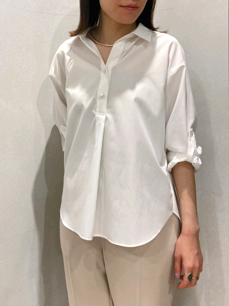 ホワイト系のシャツ/ブラウス、ベージュ系のその他パンツ、ブラウン系のショルダーバッグを着用したレディースの春コーディネートの7枚目の写真