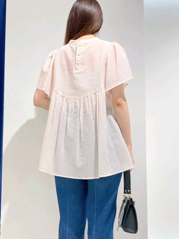 ピンク系のシャツ/ブラウス、ブルー系のデニムパンツ、ブラック系のショルダーバッグを着用したレディースの夏コーディネートの9枚目の写真