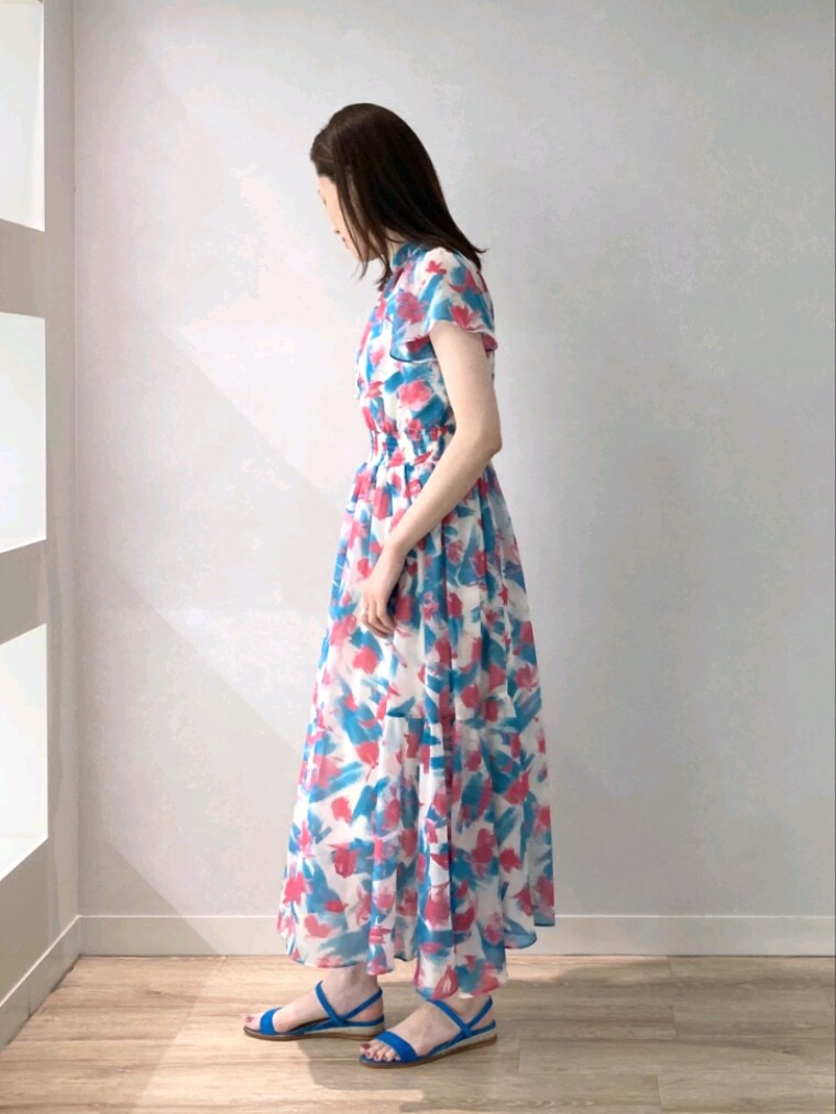 ブルー系のサンダル、グリーン系のワンピースを着用したレディースの夏コーディネートの4枚目の写真