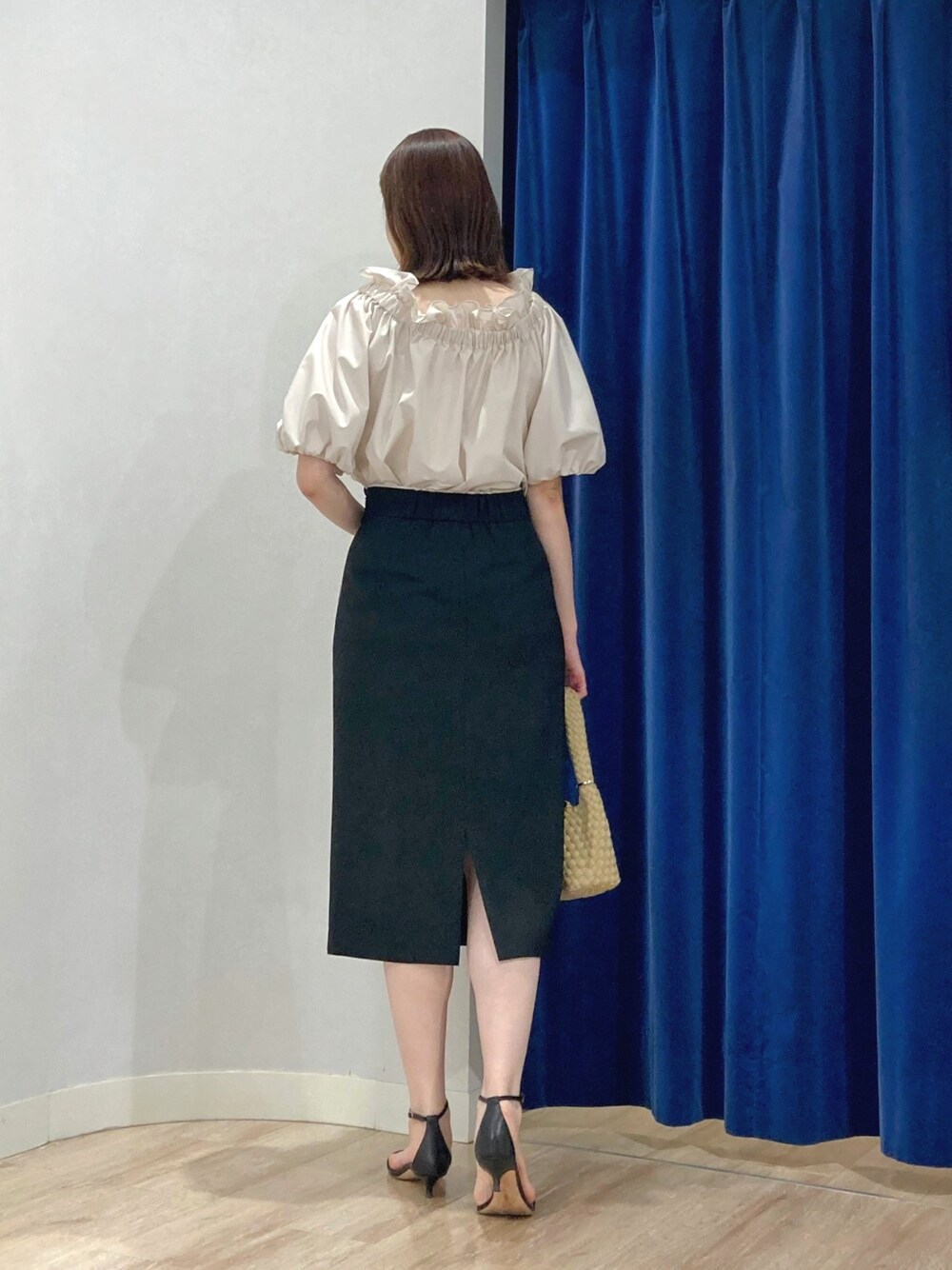 ブラック系のスカート、ベージュ系のシャツ/ブラウス、ベージュ系のショルダーバッグを着用したレディースの夏コーディネートの7枚目の写真