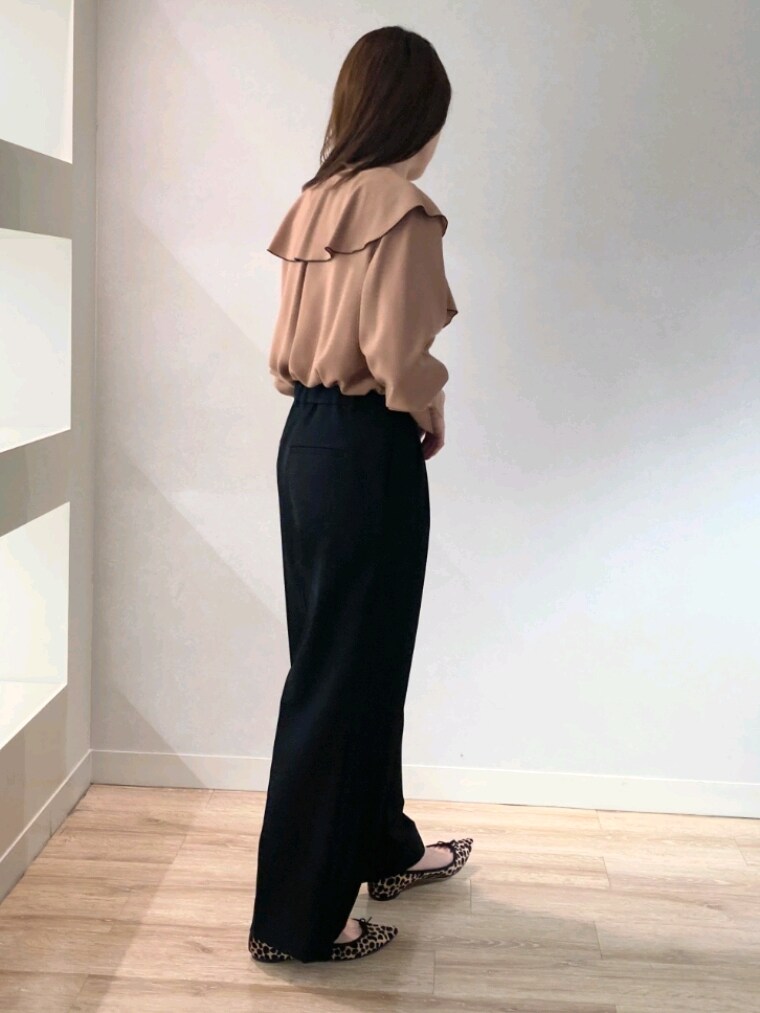 ブラウン系のテーラードジャケット、ブラック系のその他パンツ、ベージュ系のショルダーバッグを着用したレディースの秋コーディネートの7枚目の写真