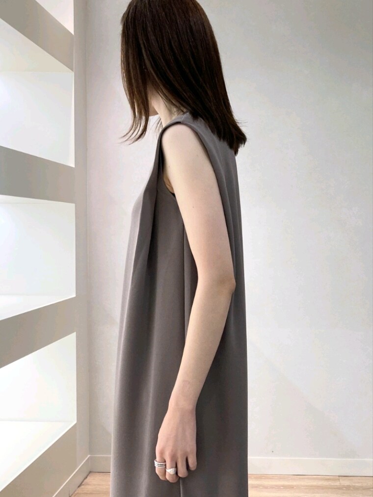 グリーン系のワンピース、ブラック系のトートバッグ、ブルー系のサンダルを着用したレディースの夏コーディネートの7枚目の写真