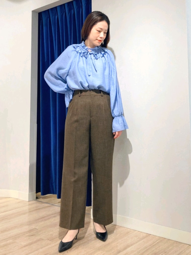 ブラウン系のテーラードジャケット、ブルー系のシャツ/ブラウス、ブラウン系のその他パンツを着用したレディースの秋コーディネートの7枚目の写真